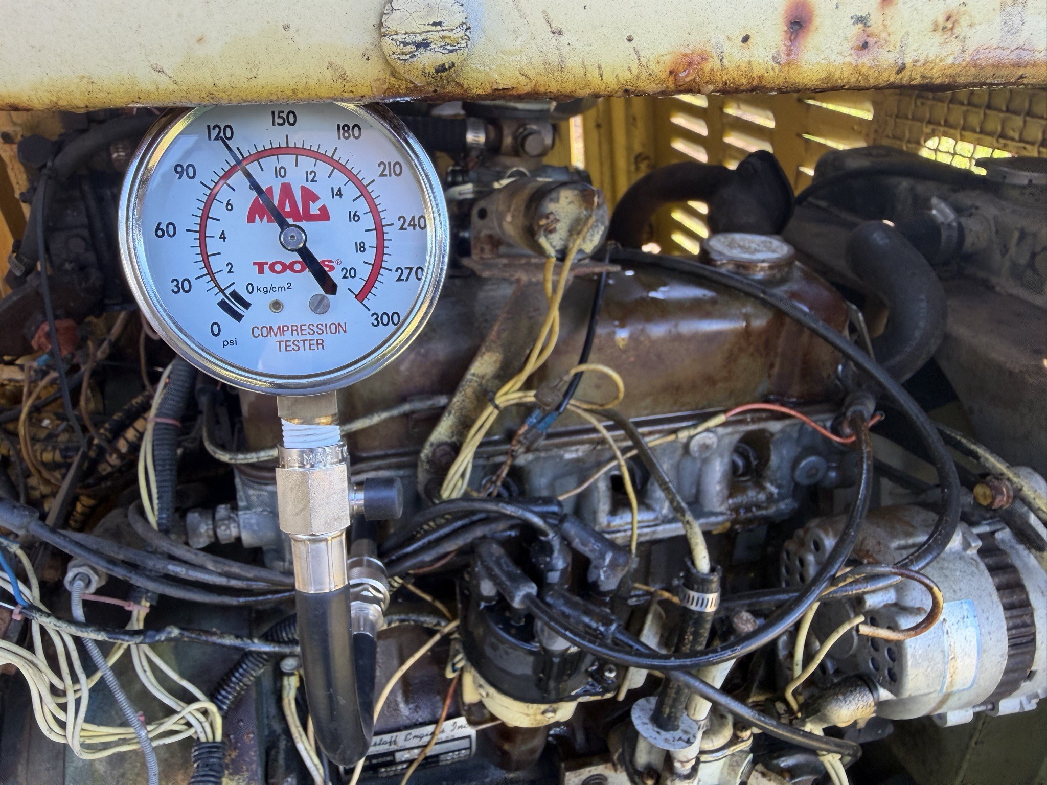 Compression gauge, pointer on the 120 numeral