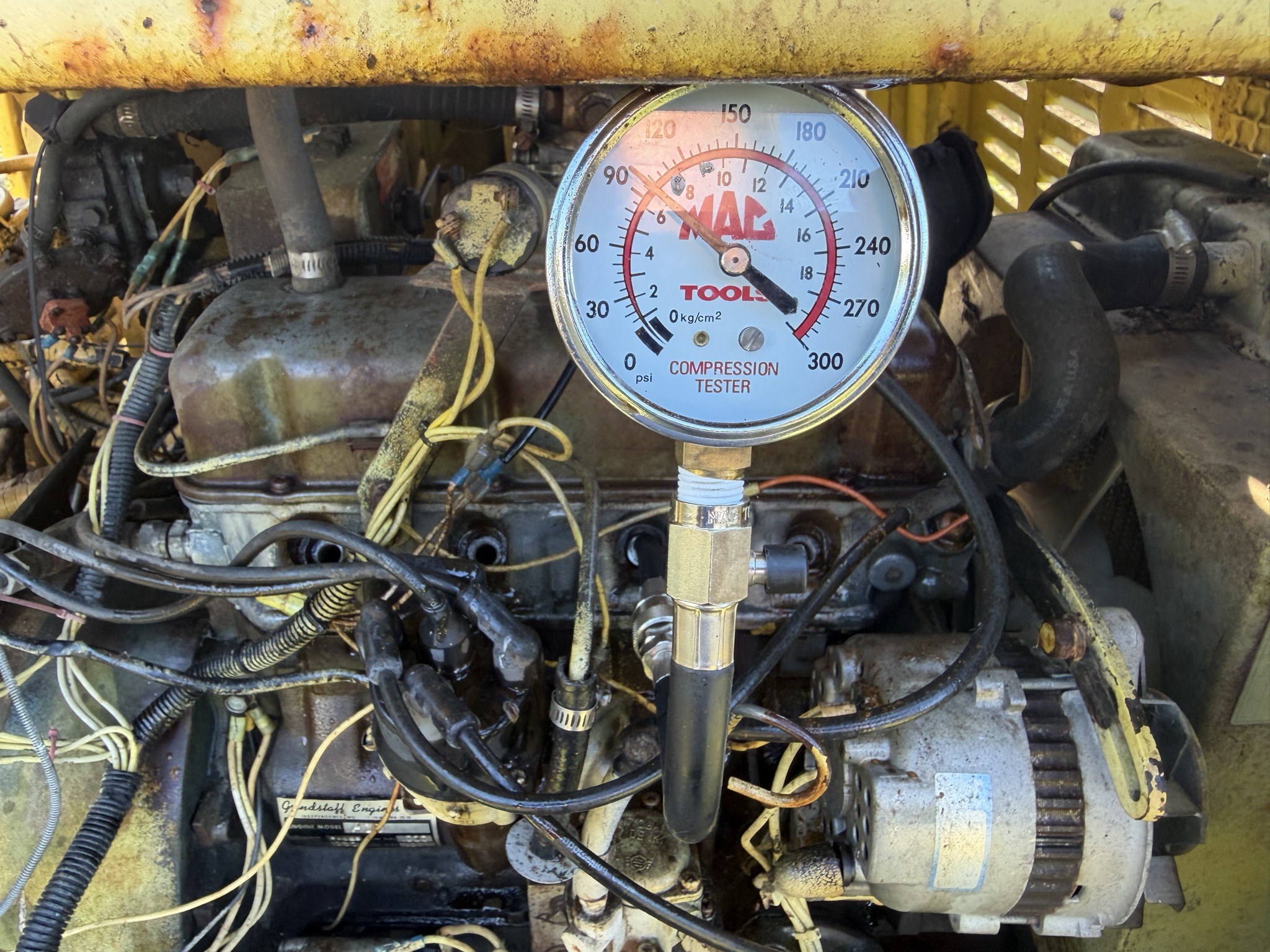 Compression gauge, pointer on the 90 numeral