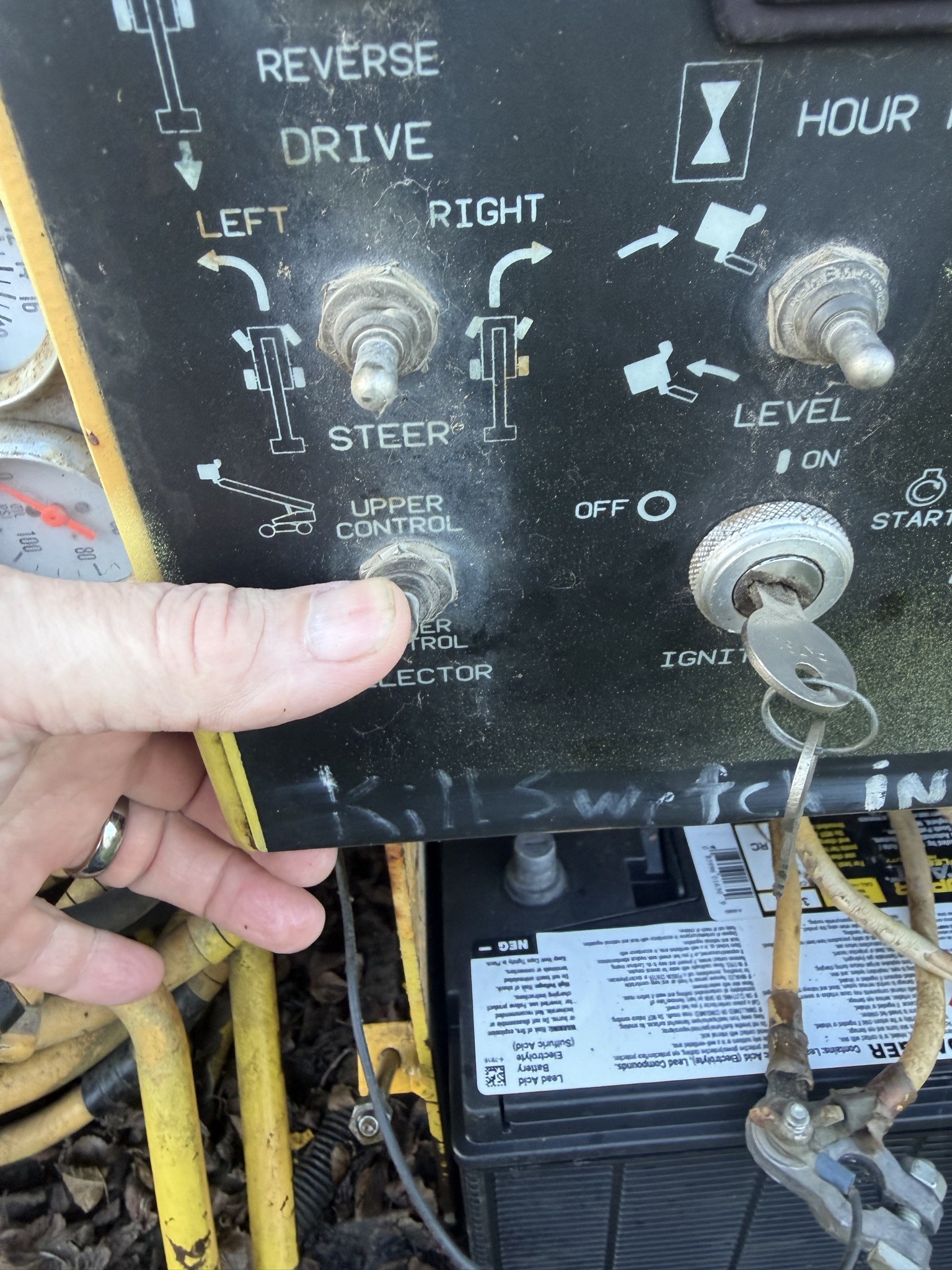 Ground control panel, ignition key switch and the upper/lower control selector